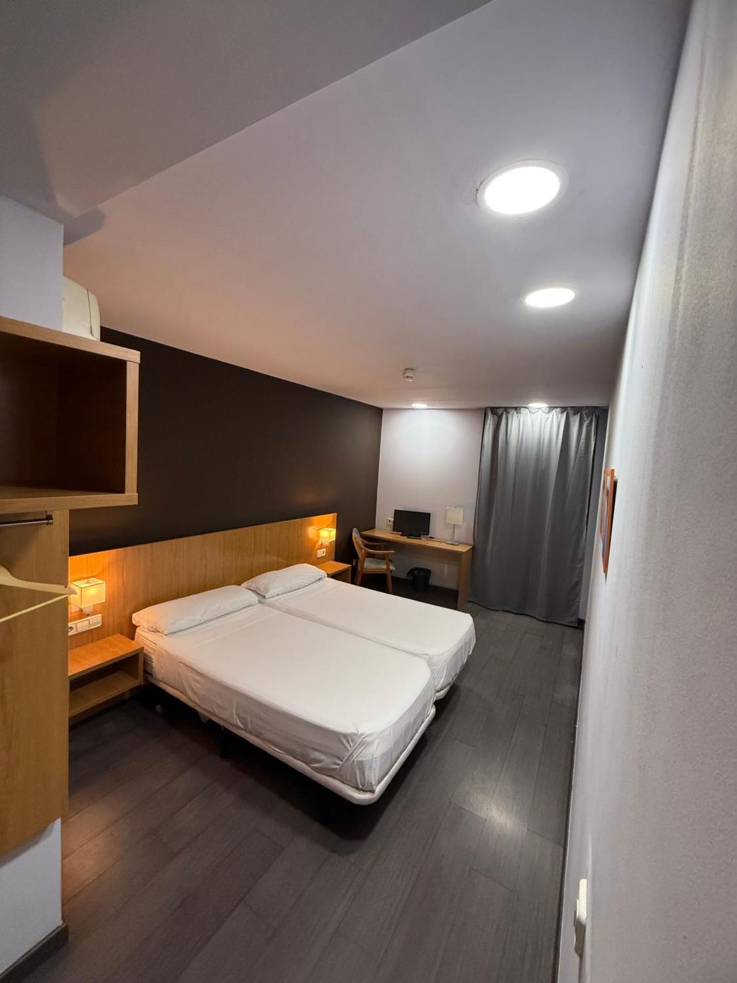 Hostal Mediterranea Madrid Exterior photo